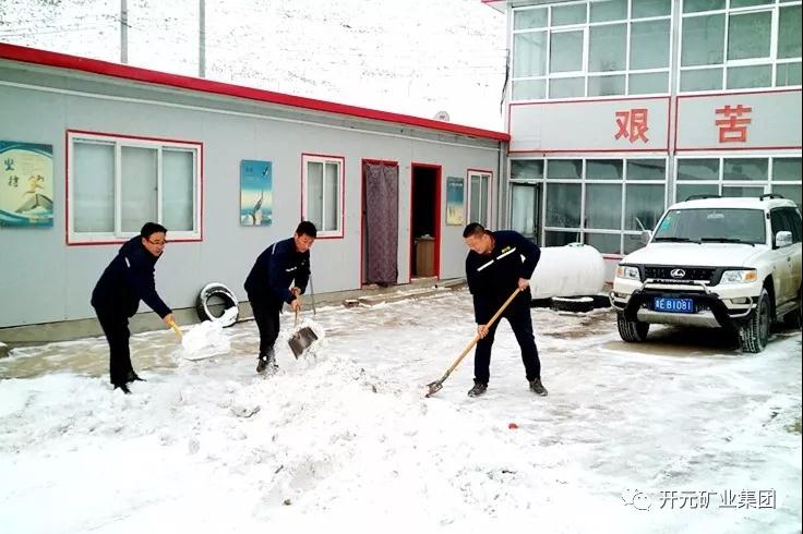 人間四月芳菲盡，山中春雪還復(fù)來(lái)